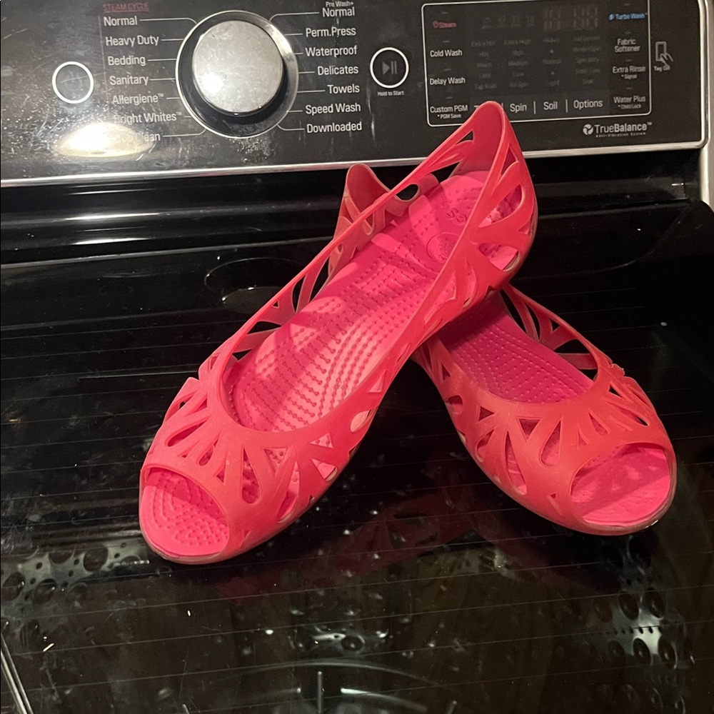CROCS Women's Vibrant Pink Cutout Flats